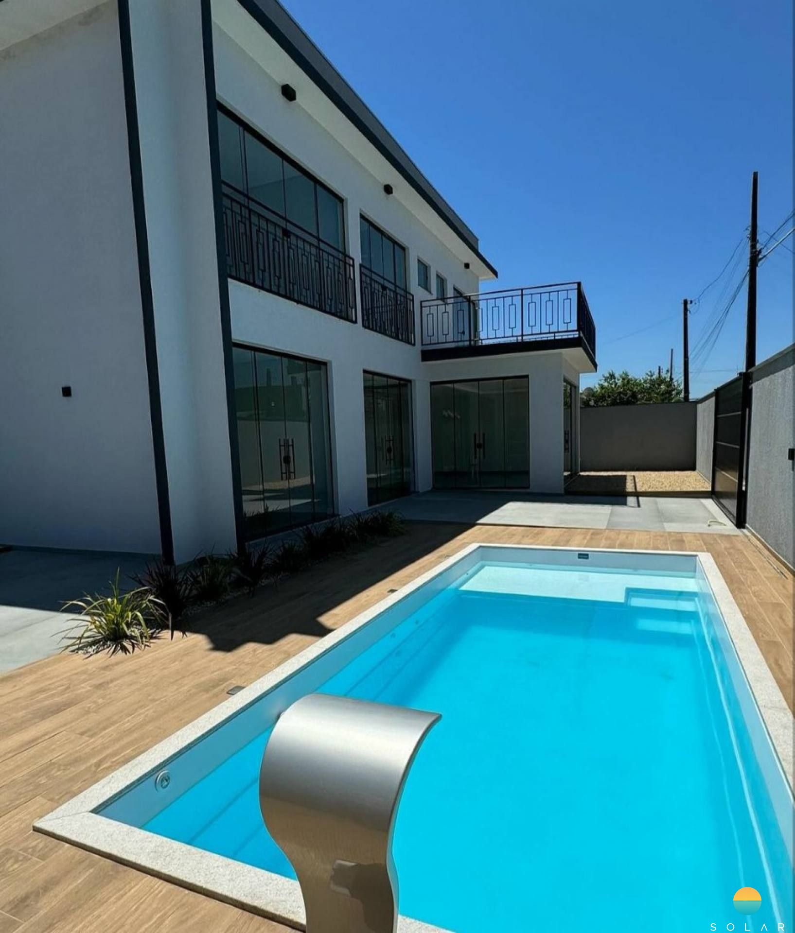 Espetacular casa de alto padrão, disponível para venda em um terreno exclusivo, com piscina e 4 suítes. Ref. 271