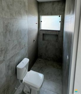 Espetacular casa de alto padrão, disponível para venda em um terreno exclusivo, com piscina e 4 suítes. Ref. 271