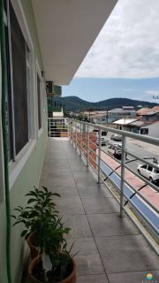 Sala comercial e 2 apartamentos em uma das principais avenidas de Penha. Ref. 291