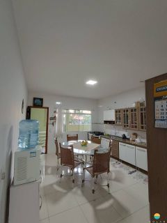 Sala comercial e 2 apartamentos em uma das principais avenidas de Penha. Ref. 291