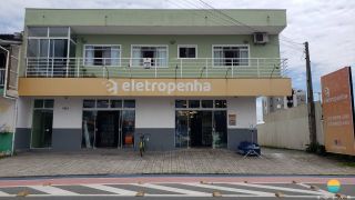 Sala comercial e 2 apartamentos em uma das principais avenidas de Penha. Ref. 291