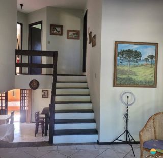 Casa com 3 dormitórios e vaga para 4 veículos, aprox. 200m da Praia Grande em Penha/SC. Ref. 296