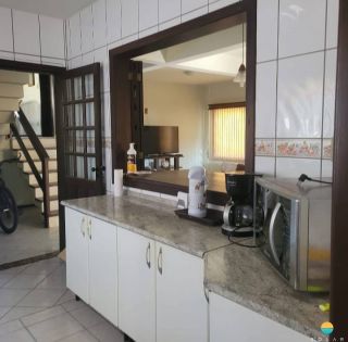Casa com 3 dormitórios e vaga para 4 veículos, aprox. 200m da Praia Grande em Penha/SC. Ref. 296