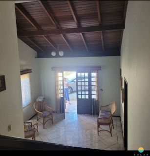 Casa com 3 dormitórios e vaga para 4 veículos, aprox. 200m da Praia Grande em Penha/SC. Ref. 296