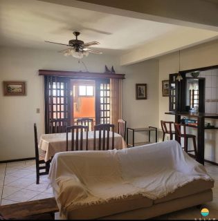 Casa com 3 dormitórios e vaga para 4 veículos, aprox. 200m da Praia Grande em Penha/SC. Ref. 296