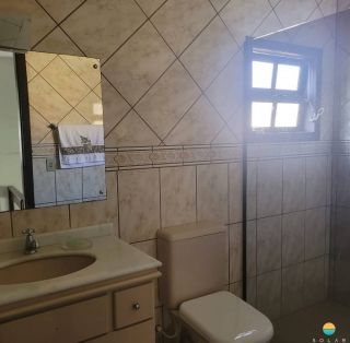 Casa com 3 dormitórios e vaga para 4 veículos, aprox. 200m da Praia Grande em Penha/SC. Ref. 296
