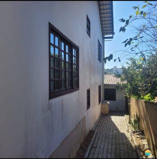 Casa com 3 dormitórios e vaga para 4 veículos, aprox. 200m da Praia Grande em Penha/SC. Ref. 296