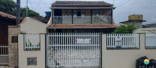 Sobrado a venda com 4 dormitórios e 5 vagas para carros. Ref. 297