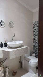 Lindo sobrado espaçoso aprox. 550m da Praia com 4 quartos e 5 vagas de garagem em Penha/SC. Ref. 357