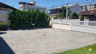 Lindo sobrado espaçoso aprox. 550m da Praia com 4 quartos e 5 vagas de garagem em Penha/SC. Ref. 357