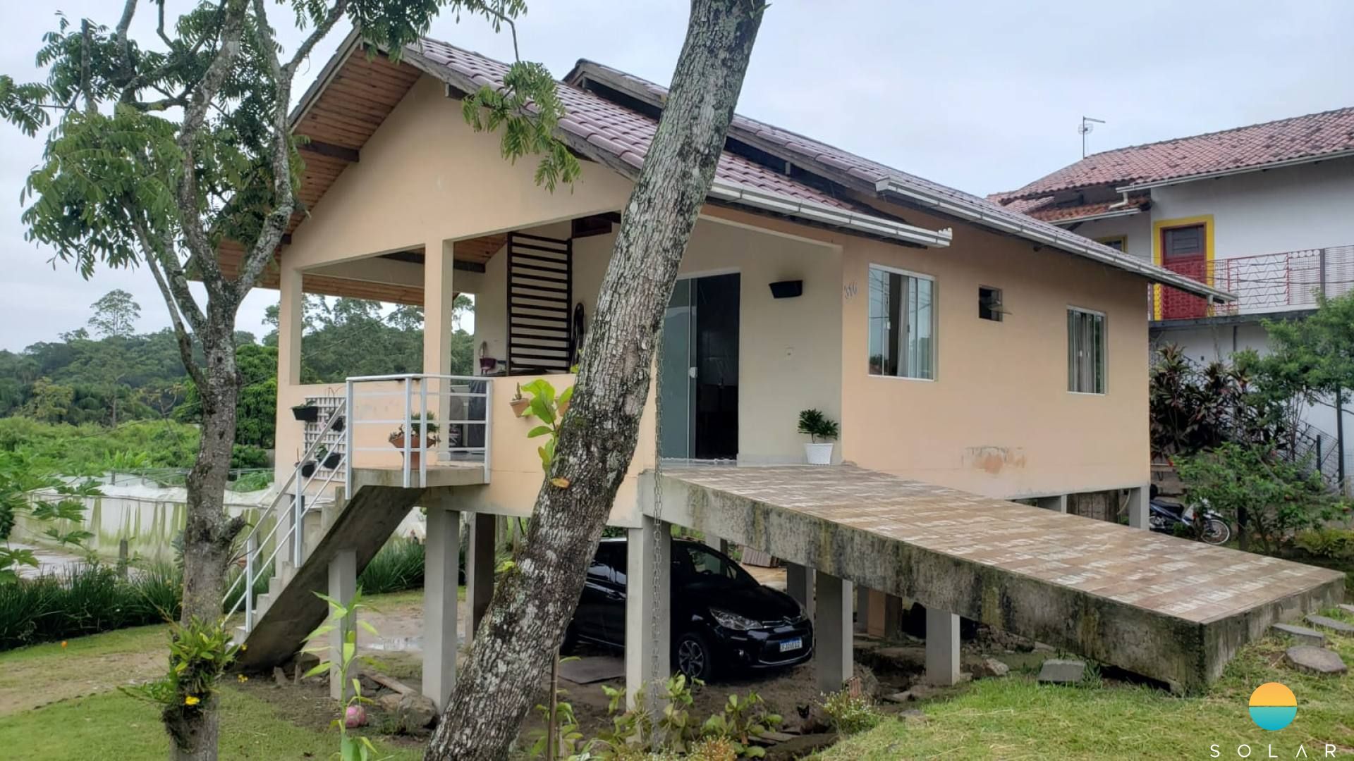 Casa à venda com um terreno de 1.226,78m² em Penha, com 01 casa contendo 02 dormitórios e garagem coberta para 3 carros. Ref 300