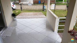 Casa à venda com um terreno de 1.226,78m² em Penha, com 01 casa contendo 02 dormitórios e garagem coberta para 3 carros. Ref 300