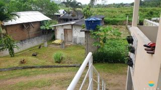 Casa à venda com um terreno de 1.226,78m² em Penha, com 01 casa contendo 02 dormitórios e garagem coberta para 3 carros. Ref 300