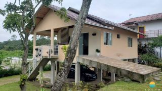 Casa à venda com um terreno de 1.226,78m² em Penha, com 01 casa contendo 02 dormitórios e garagem coberta para 3 carros. Ref 300