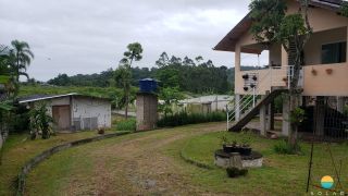 Casa à venda com um terreno de 1.226,78m² em Penha, com 01 casa contendo 02 dormitórios e garagem coberta para 3 carros. Ref 300