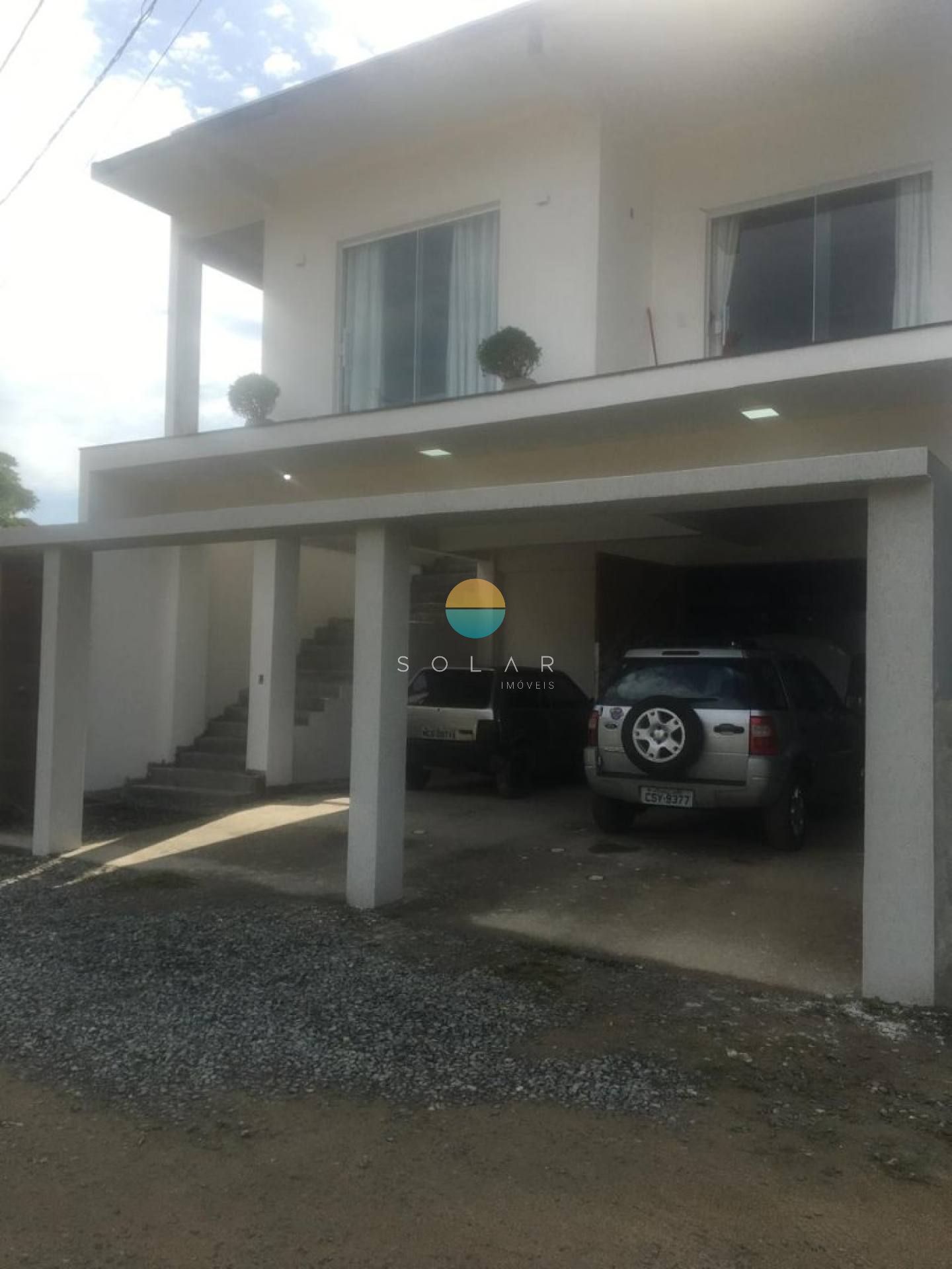 Sobrado 200m do mar com uma casa confortável de 2 dorm. + 01 suíte no piso superior, e no piso inferior uma ampla área comercial. Ref. 325