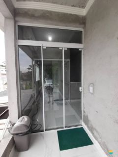 Sobrado 200m do mar com uma casa confortável de 2 dorm. + 01 suíte no piso superior, e no piso inferior uma ampla área comercial. Ref. 325