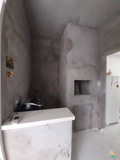 Sobrado 200m do mar com uma casa confortável de 2 dorm. + 01 suíte no piso superior, e no piso inferior uma ampla área comercial. Ref. 325