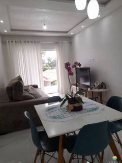 Sobrado 200m do mar com uma casa confortável de 2 dorm. + 01 suíte no piso superior, e no piso inferior uma ampla área comercial. Ref. 325