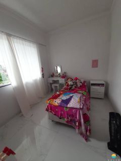 Sobrado 200m do mar com uma casa confortável de 2 dorm. + 01 suíte no piso superior, e no piso inferior uma ampla área comercial. Ref. 325