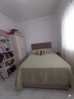 Sobrado 200m do mar com uma casa confortável de 2 dorm. + 01 suíte no piso superior, e no piso inferior uma ampla área comercial. Ref. 325