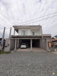 Sobrado 200m do mar com uma casa confortável de 2 dorm. + 01 suíte no piso superior, e no piso inferior uma ampla área comercial. Ref. 325