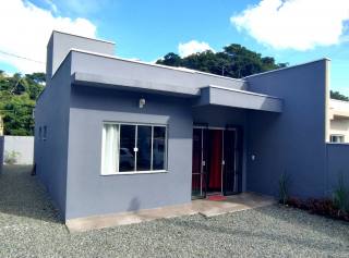 Casa geminada semi-mobiliada para vender aprox. 700m da Praia de Armação do Itapocory em Penha. Ref 347