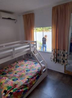 Casa geminada semi-mobiliada para vender aprox. 700m da Praia de Armação do Itapocory em Penha. Ref 347