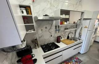 Casa geminada semi-mobiliada para vender aprox. 700m da Praia de Armação do Itapocory em Penha. Ref 347