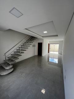 Sobrado à Venda com 02 suítes, Próximo à Av. Nereu Ramos e aprox. 200m da Praia de Balneário Piçarras. Ref. 353