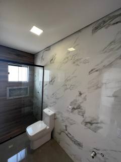 Sobrado à Venda com 02 suítes, Próximo à Av. Nereu Ramos e aprox. 200m da Praia de Balneário Piçarras. Ref. 353