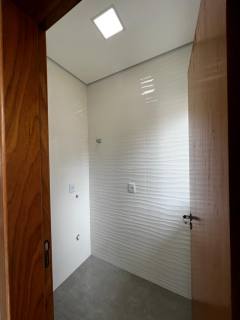 Sobrado à Venda com 02 suítes, Próximo à Av. Nereu Ramos e aprox. 200m da Praia de Balneário Piçarras. Ref. 353