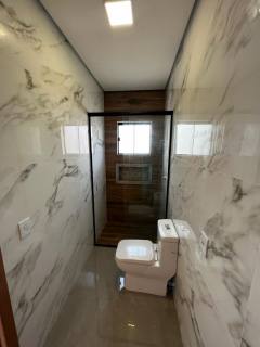 Sobrado à Venda com 02 suítes, Próximo à Av. Nereu Ramos e aprox. 200m da Praia de Balneário Piçarras. Ref. 353