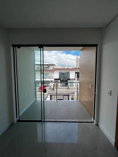 Sobrado à Venda com 02 suítes, Próximo à Av. Nereu Ramos e aprox. 200m da Praia de Balneário Piçarras. Ref. 353