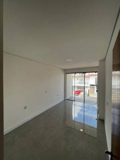 Sobrado à Venda com 02 suítes, Próximo à Av. Nereu Ramos e aprox. 200m da Praia de Balneário Piçarras. Ref. 353