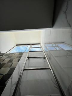 Sobrado à Venda com 02 suítes, Próximo à Av. Nereu Ramos e aprox. 200m da Praia de Balneário Piçarras. Ref. 353