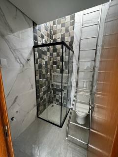 Sobrado à Venda com 02 suítes, Próximo à Av. Nereu Ramos e aprox. 200m da Praia de Balneário Piçarras. Ref. 353