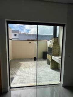 Sobrado à Venda com 02 suítes, Próximo à Av. Nereu Ramos e aprox. 200m da Praia de Balneário Piçarras. Ref. 353