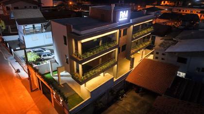 Apartamento com 3 dormitórios, sendo 1 suíte com 02 vagas de garagem a 160m da praia. Ref. 358