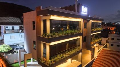 Apartamento com 3 dormitórios, sendo 1 suíte com 02 vagas de garagem a 160m da praia. Ref. 358