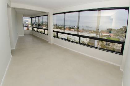 Apartamento com 3 dormitórios, sendo 1 suíte com 02 vagas de garagem a 160m da praia. Ref. 358