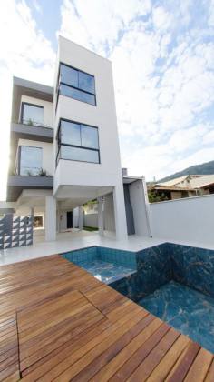 Apartamento com 3 dormitórios, sendo 1 suíte com 02 vagas de garagem a 160m da praia. Ref. 358