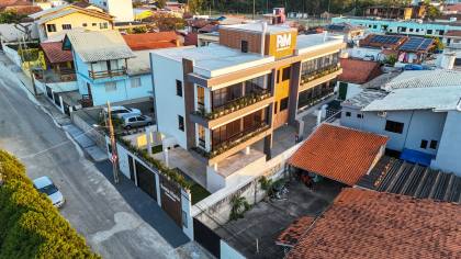 Apartamento com 3 dormitórios, sendo 1 suíte com 02 vagas de garagem a 160m da praia. Ref. 358