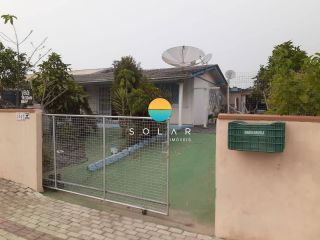 Casa à venda com 2 suítes em um terreno de 525m² em Balneário Piçarras. Ref. 400