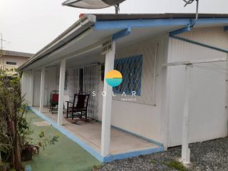 Casa à venda com 2 suítes em um terreno de 525m² em Balneário Piçarras. Ref. 400