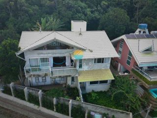 Casa à venda à aprox. 100m da Praia Grande com vista deslumbrante para o mar e loft com acesso individual! Ref. 401