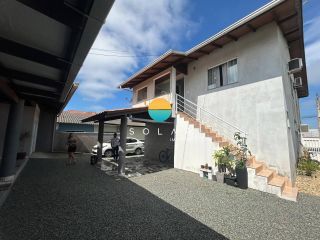 Excelente sobrado com 3 dormitórios e 02 salas comerciais em uma das principais ruas de Penha - SC. Ref. 418