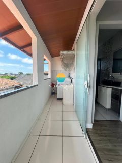 Excelente sobrado com 3 dormitórios e 02 salas comerciais em uma das principais ruas de Penha - SC. Ref. 418