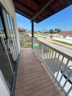 Excelente sobrado com 3 dormitórios e 02 salas comerciais em uma das principais ruas de Penha - SC. Ref. 418