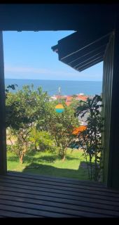 Casa Com Vista Ampla Para o Mar à Venda, com 3 dormitórios em um terreno de 980m², a aprox. 280m da Praia Grande em Penha/SC. Ref. 442